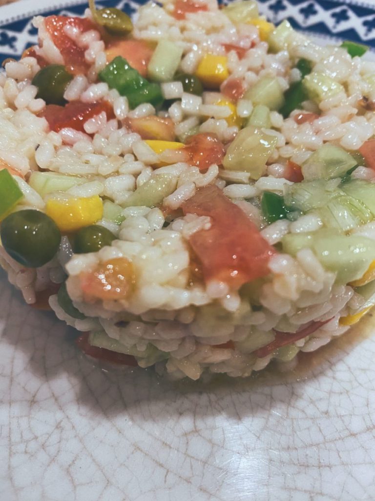La ensalada de arroz tres delicias o más