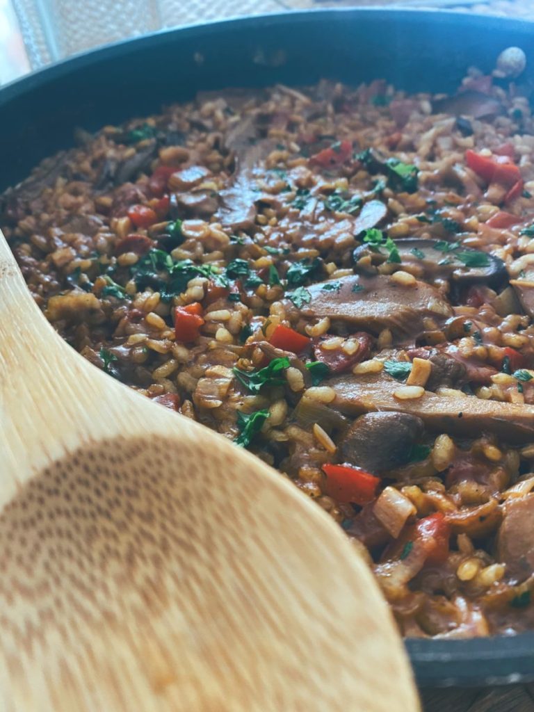 El arroz de verduras, chorizo y setas en sartén