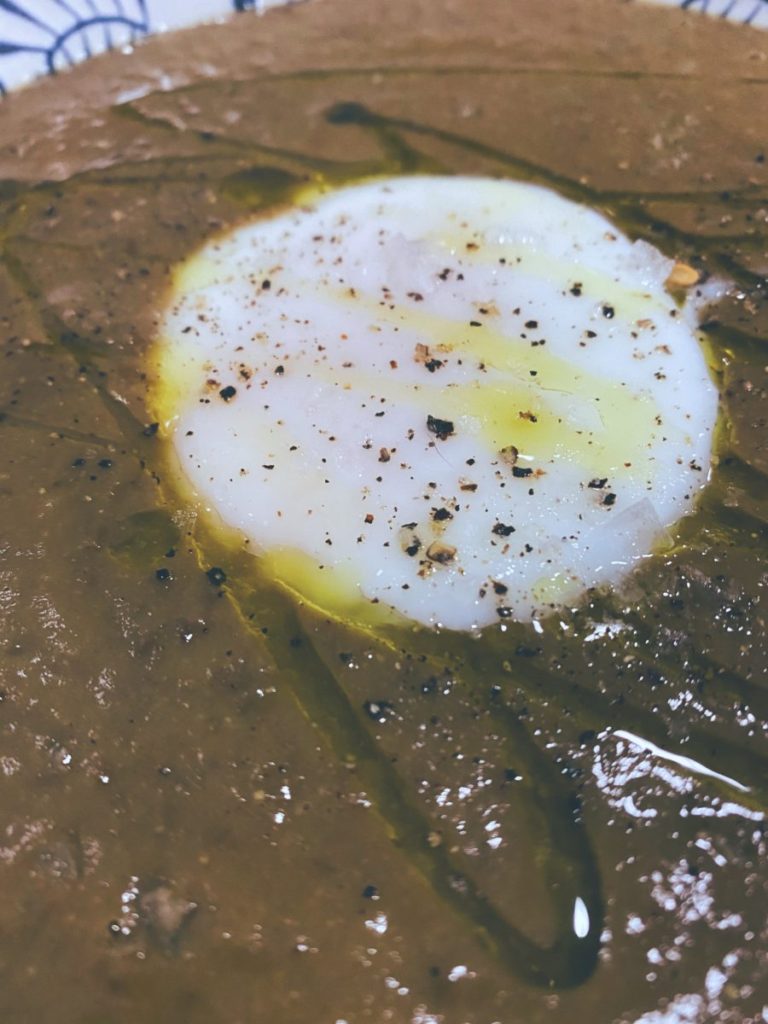 La crema de lentejas con huevo poché