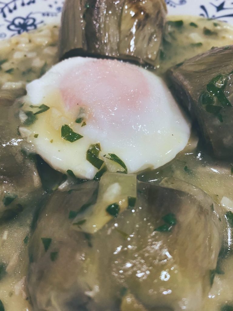 Las alcachofas con un huevo dentro