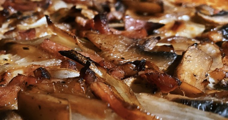 El hojaldre de champiñones, bacon, cebolla y mozzarella