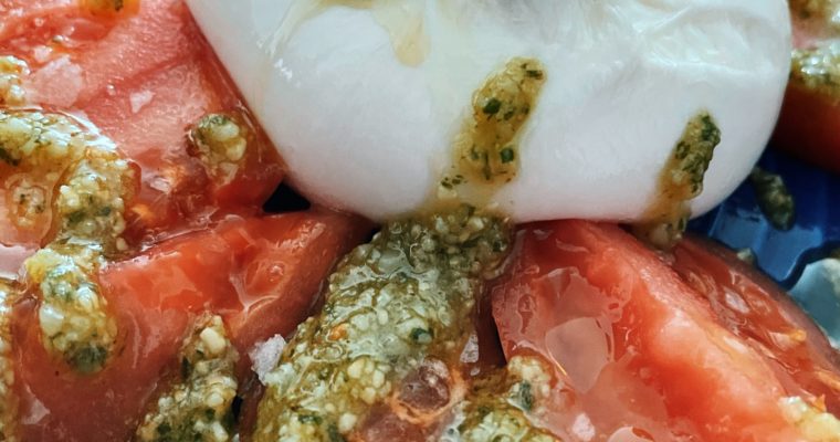 La ensalada de burrata, tomate y aliño de pesto de avellanas