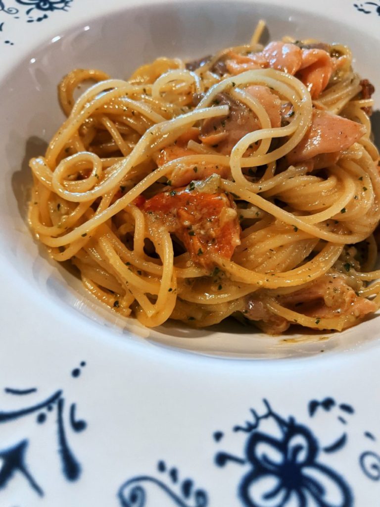 Los espaguetis con salmón ahumado, pesto y tomate