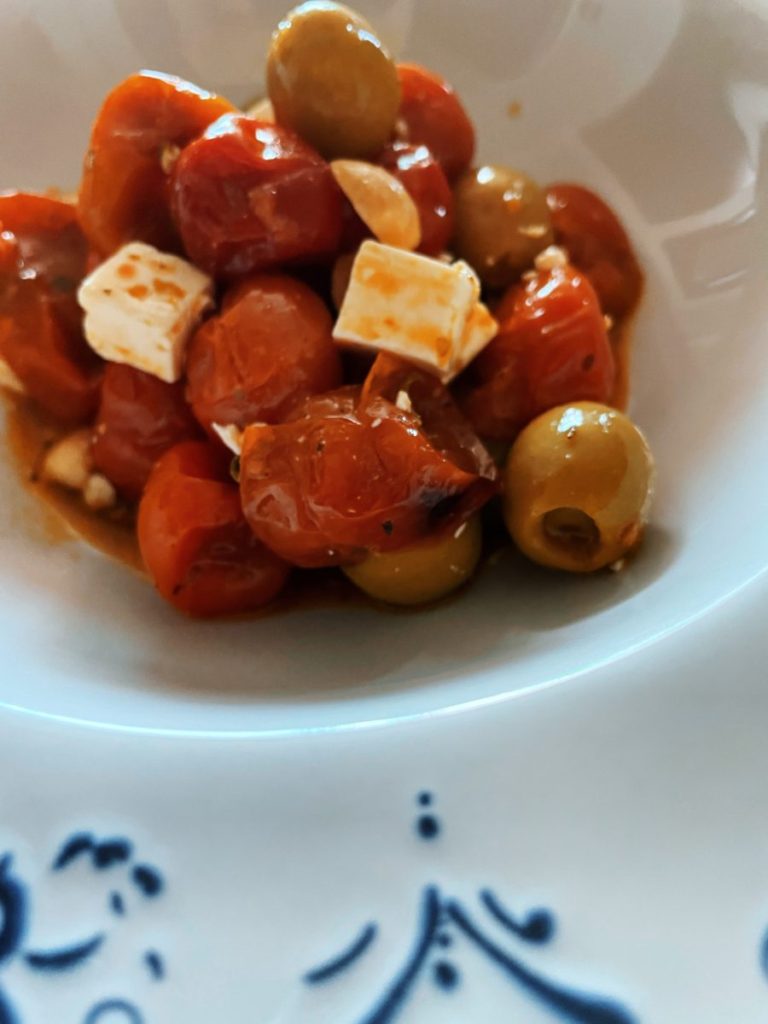 La ensalada de tomates cherrys asados, queso, avellanas y aceitunas