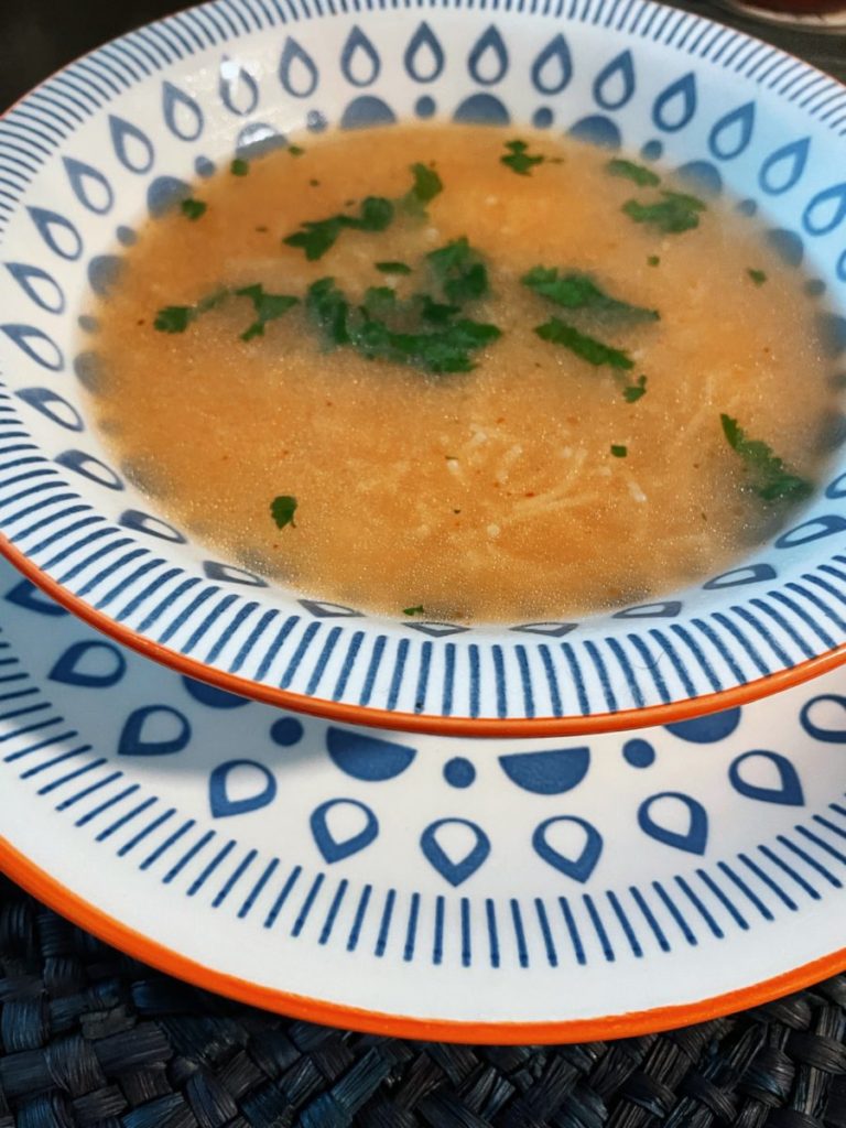 La sopa de pollo con cilantro