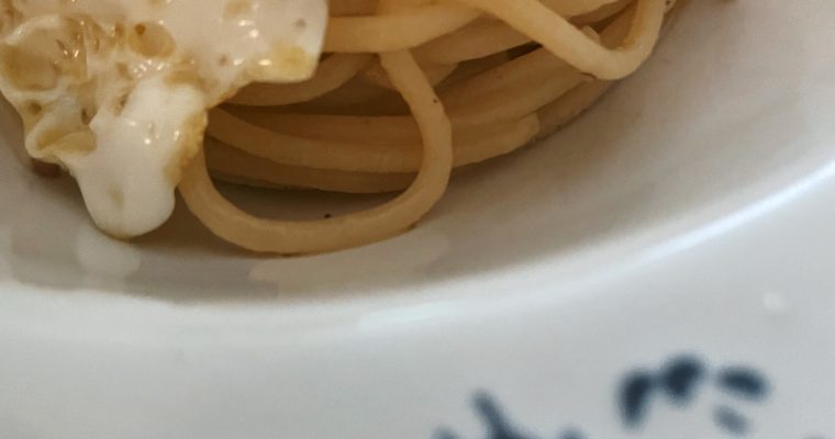 Los espaguetis con huevo frito